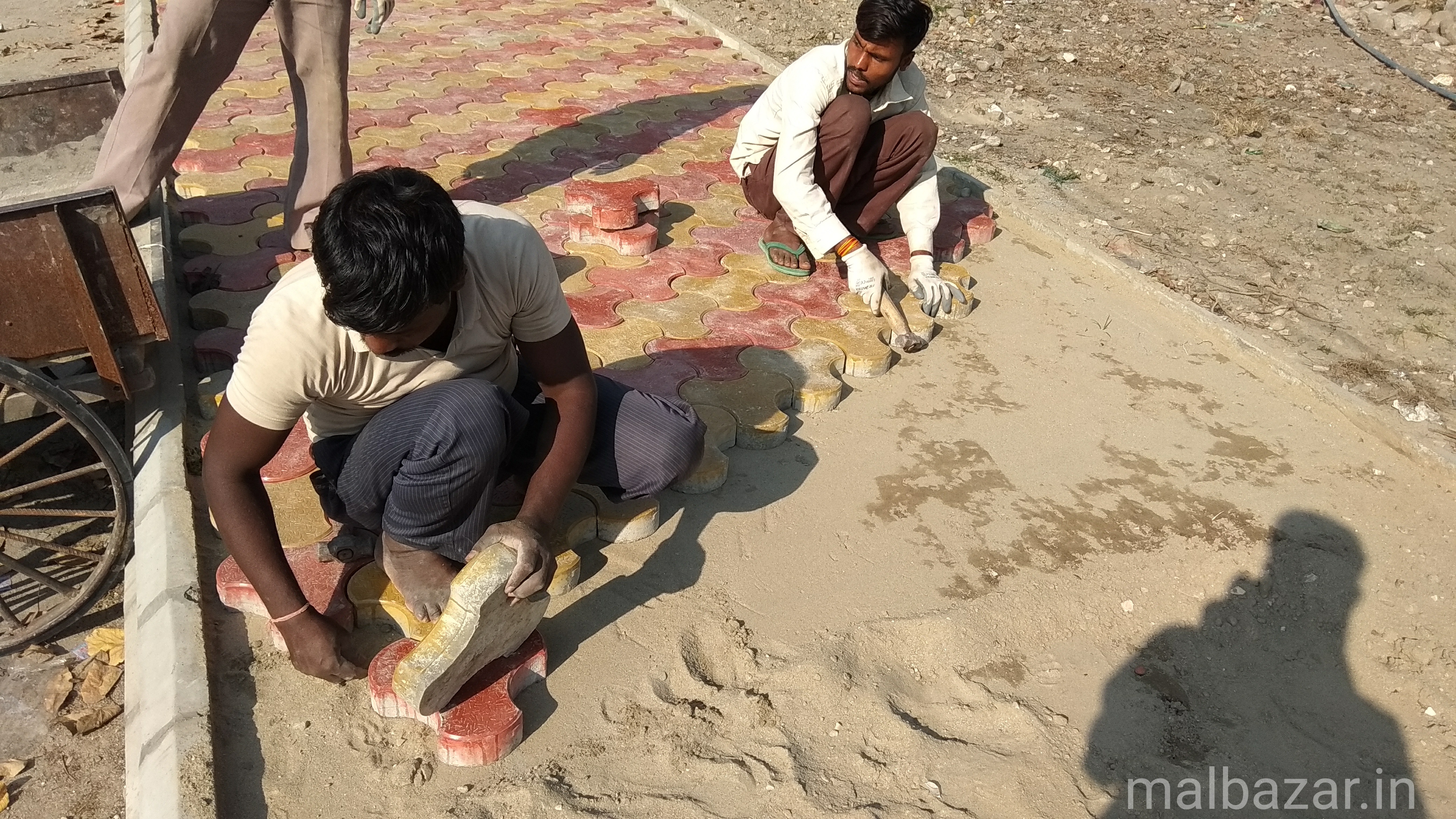 The work of laying stone plates is going on